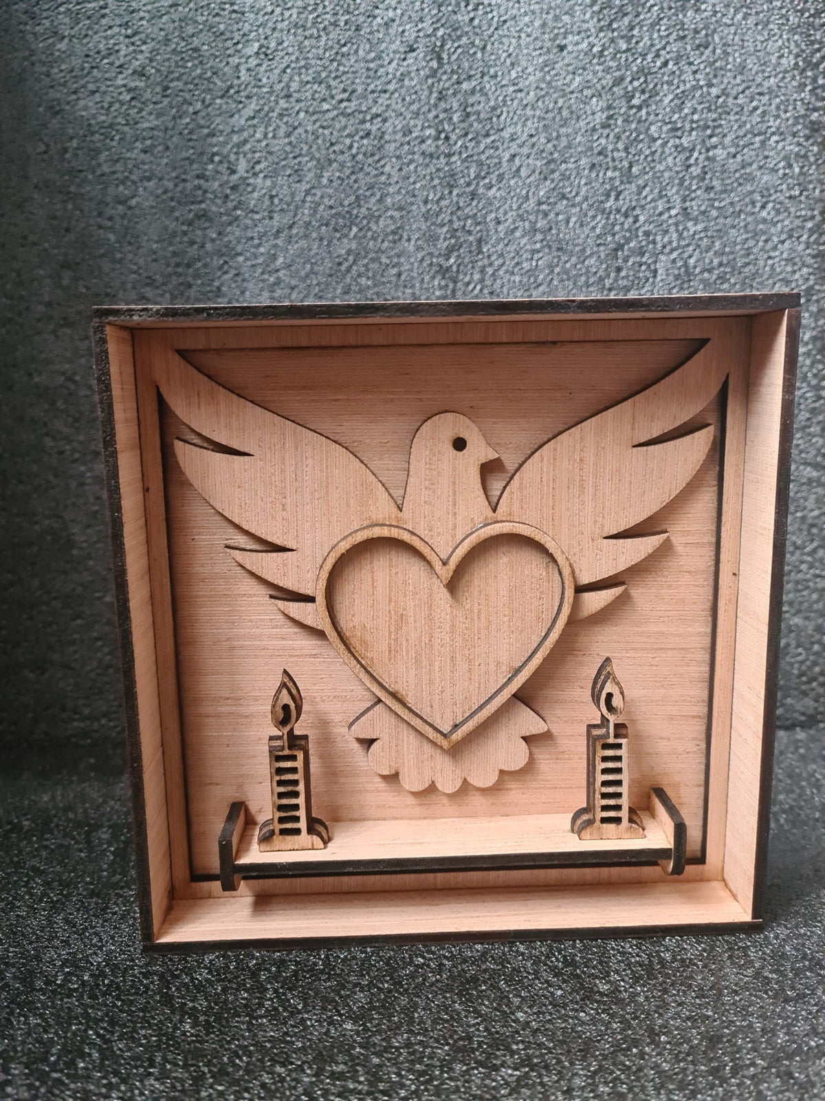 Herdenkingsvitrine - Duif van Liefde