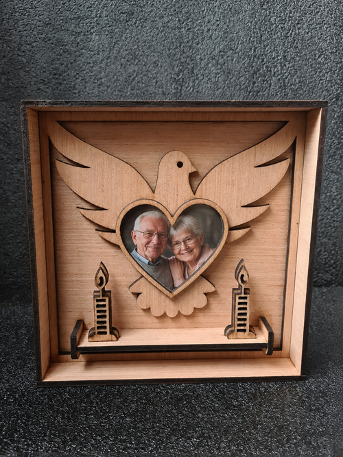 Herdenkingsvitrine - Duif van Liefde